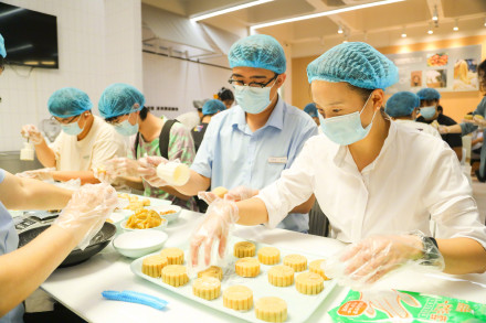 70余名中外学子在食堂“搓”月饼,仪式感拉满 70余名中外学子在食堂“搓”月饼,仪式感拉满