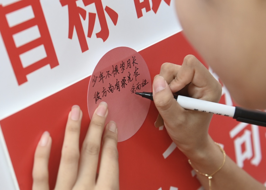 凡人微光｜一场跨越六年的梦想奔赴 大山女孩考上支教老师的母校