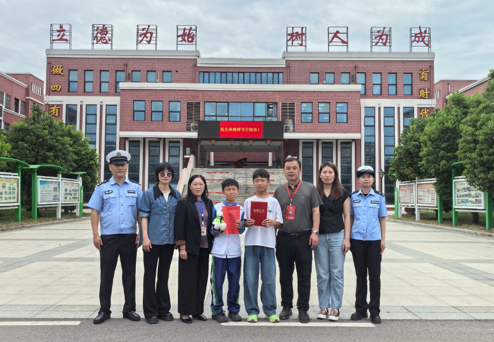 白鹭受伤,少年援手!交警上门送奖表扬 白鹭受伤,少年援手!交警上门送奖表扬