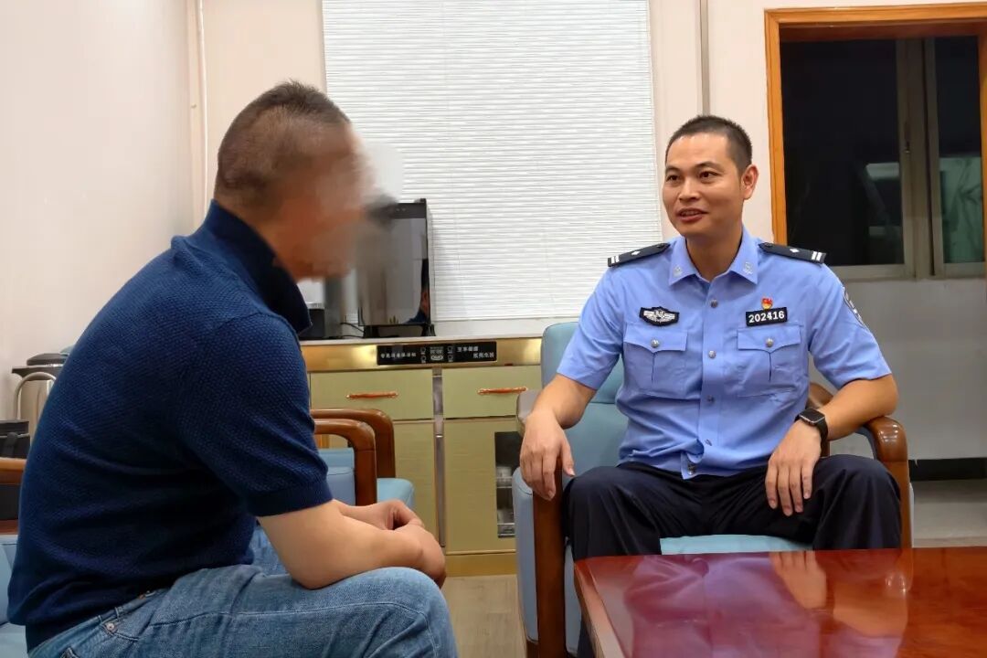 男子晚上走进厦门一派出所门岗,放下一个包裹转身就跑 男子晚上走进厦门一派出所门岗,放下一个包裹转身就跑