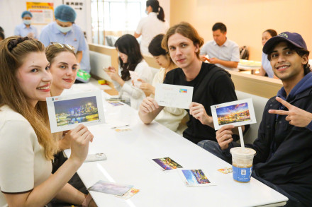 70余名中外学子在食堂“搓”月饼,仪式感拉满 70余名中外学子在食堂“搓”月饼,仪式感拉满