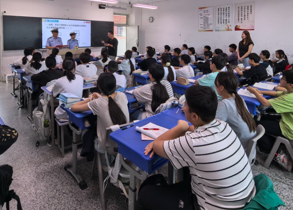 白鹭受伤,少年援手!交警上门送奖表扬 白鹭受伤,少年援手!交警上门送奖表扬