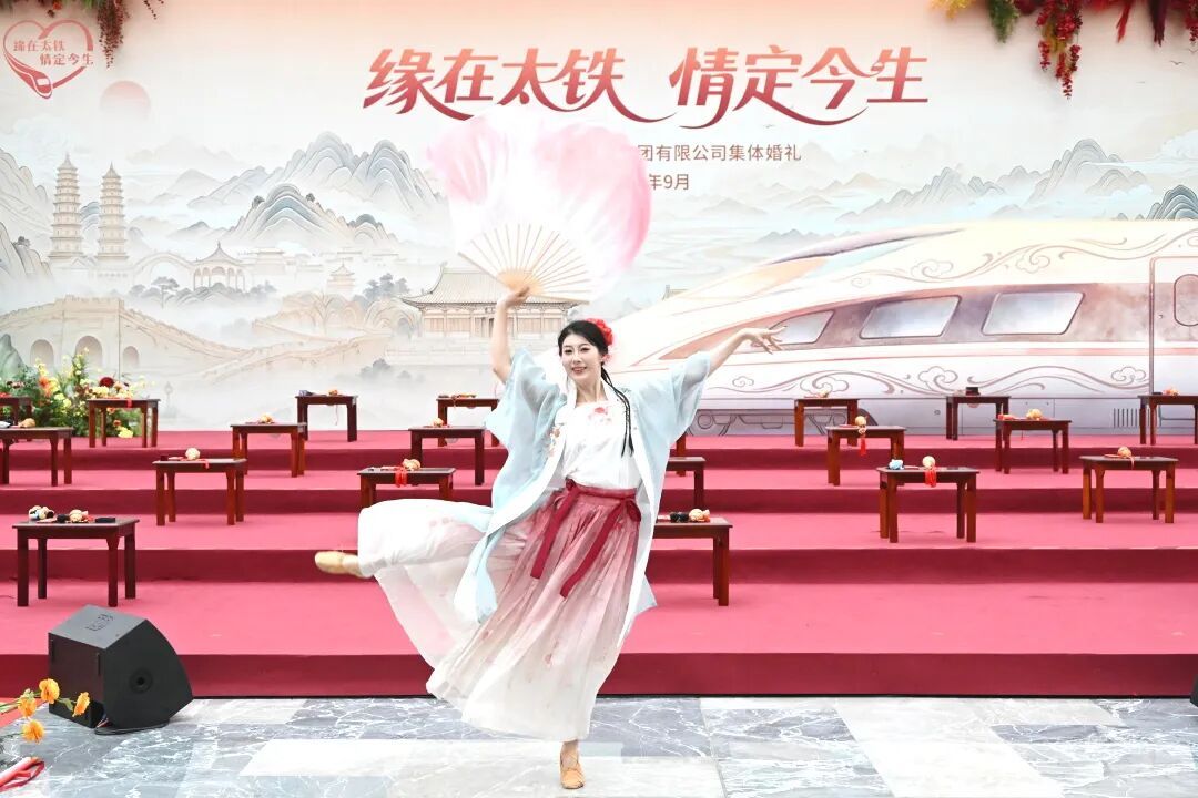 60对新人,着古装出席!铁路职工的集体婚礼太甜了 60对新人,着古装出席!铁路职工的集体婚礼太甜了