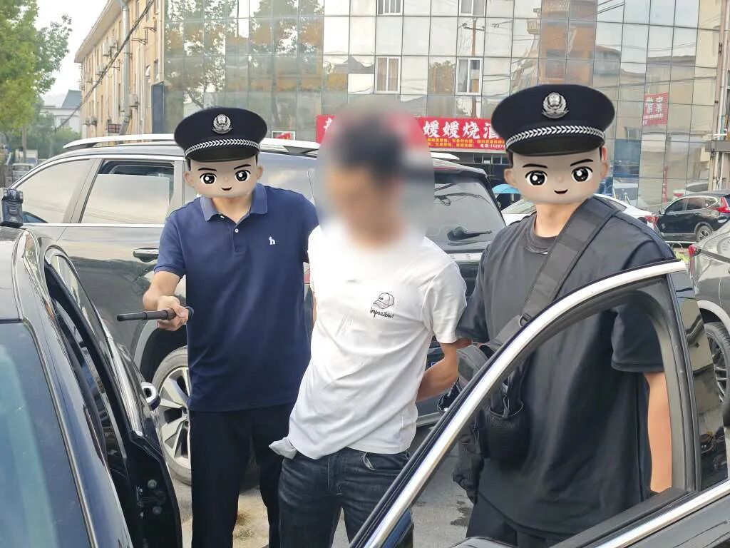 夜宵摊旁,这群人专挑“不敢报警的人”下手! 夜宵摊旁,这群人专挑“不敢报警的人”下手!