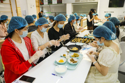 70余名中外学子在食堂“搓”月饼,仪式感拉满 70余名中外学子在食堂“搓”月饼,仪式感拉满