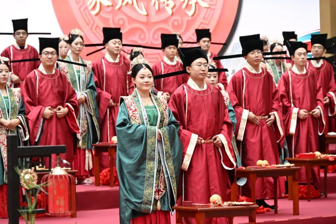 60对新人,着古装出席!铁路职工的集体婚礼太甜了 60对新人,着古装出席!铁路职工的集体婚礼太甜了