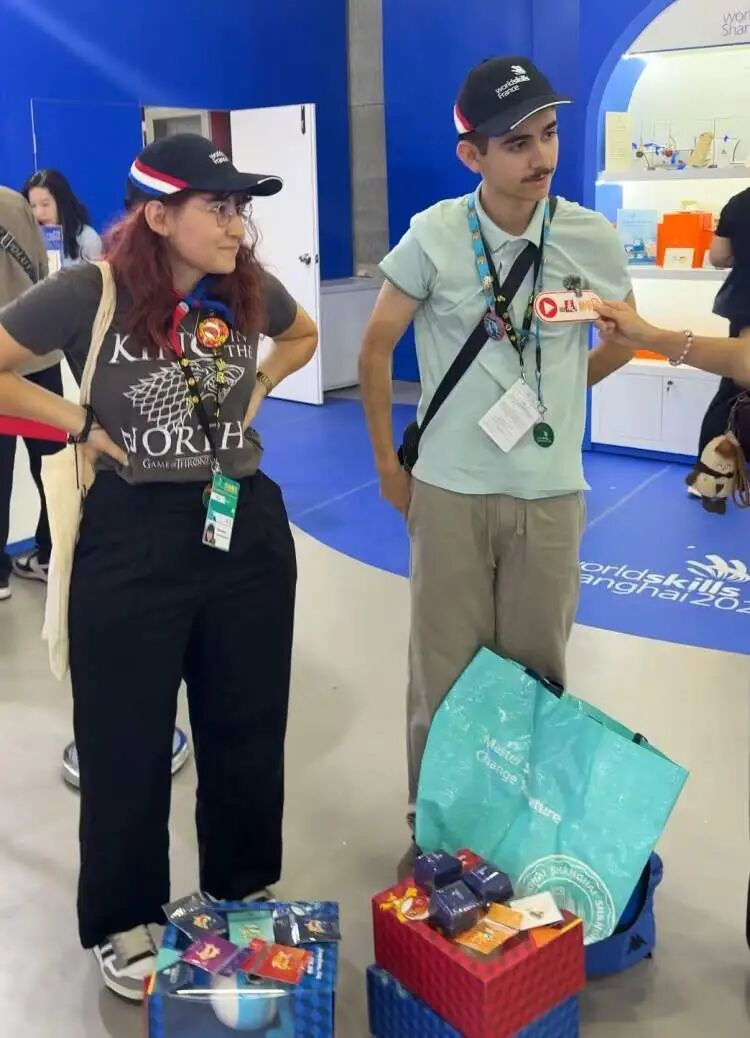 美国妈妈专程来上海为儿子加油!除了买买买,她还想去外滩体验一下浦江游轮 美国妈妈专程来上海为儿子加油!除了买买买,她还想去外滩体验一下浦江游轮