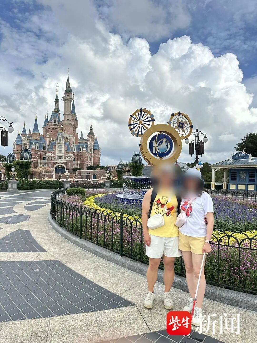视障女子在上海迪士尼玩时被要求“把盲杖收起来别用”,投诉后获赠贴纸,园区客服回应 视障女子在上海迪士尼玩时被要求“把盲杖收起来别用”,投诉后获赠贴纸,园区客服回应