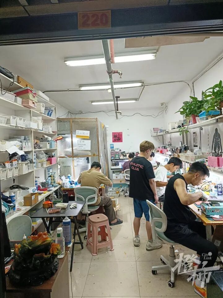 手机贴膜竟成“暗器”?多人手指被扎出血,有人被迫切了一块肉!这种膜赶紧换 手机贴膜竟成“暗器”?多人手指被扎出血,有人被迫切了一块肉!这种膜赶紧换