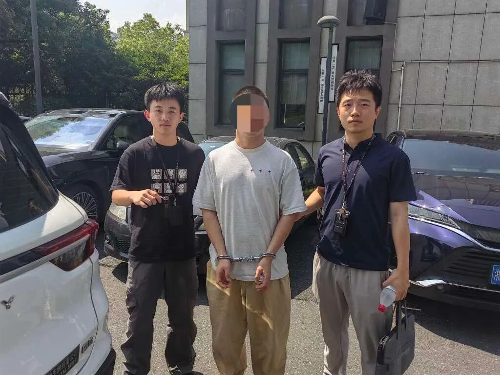 夜宵摊旁,这群人专挑“不敢报警的人”下手! 夜宵摊旁,这群人专挑“不敢报警的人”下手!