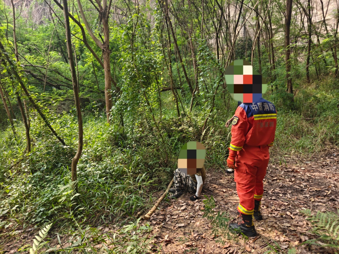 一女子在光明钓鱼场附近坠崖，肋骨受伤！救援人员徒步前往营救