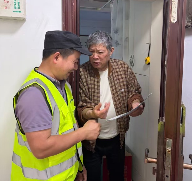 男子清早上班,捡到3张纸条:“我已20小时没有进食进水,帮我,求你们......” 男子清早上班,捡到3张纸条:“我已20小时没有进食进水,帮我,求你们......”