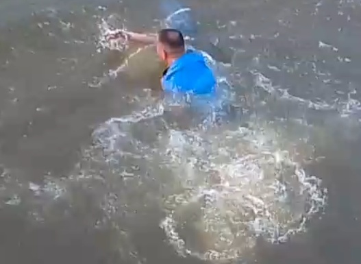是本能,是使命!年近六旬的他,纵身跃入水中救人 是本能,是使命!年近六旬的他,纵身跃入水中救人