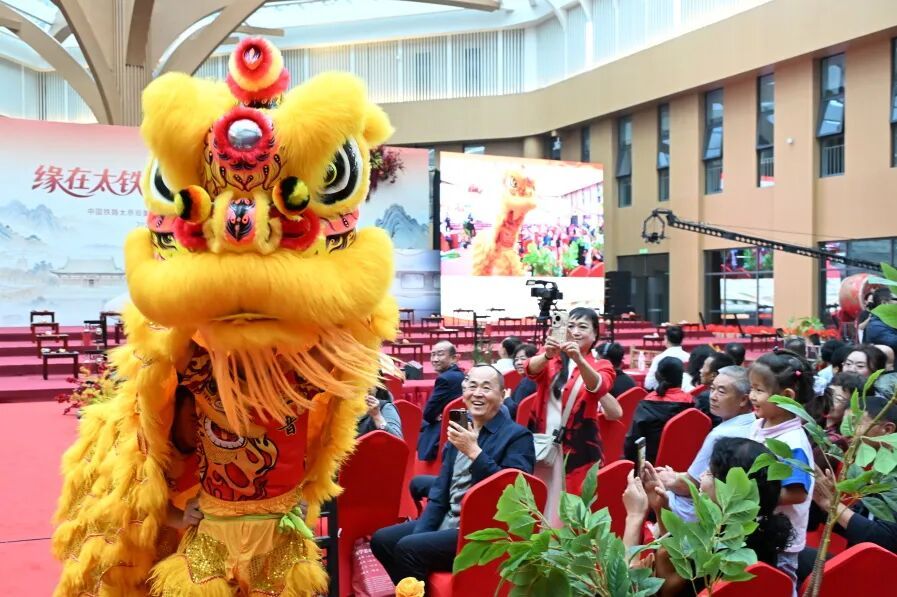 60对新人,着古装出席!铁路职工的集体婚礼太甜了 60对新人,着古装出席!铁路职工的集体婚礼太甜了