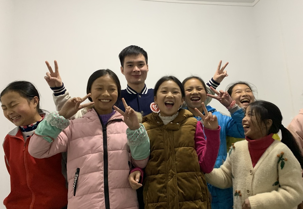 凡人微光｜一场跨越六年的梦想奔赴 大山女孩考上支教老师的母校