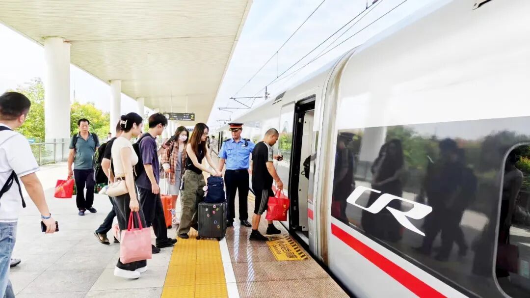 长三角铁路今日计划增开客车336列,临近中秋多地迎来出行大客流 长三角铁路今日计划增开客车336列,临近中秋多地迎来出行大客流