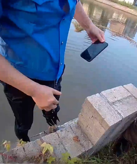 是本能,是使命!年近六旬的他,纵身跃入水中救人 是本能,是使命!年近六旬的他,纵身跃入水中救人