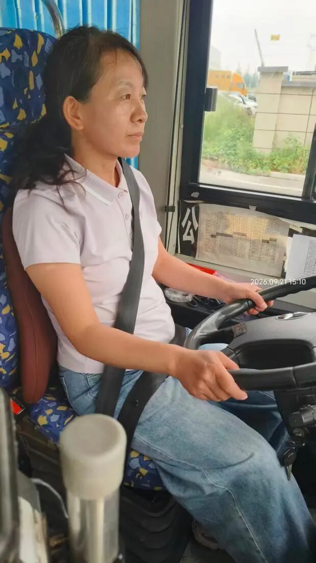 突遇火情,女公交司机抄起灭火器就冲了上去! 突遇火情,女公交司机抄起灭火器就冲了上去!