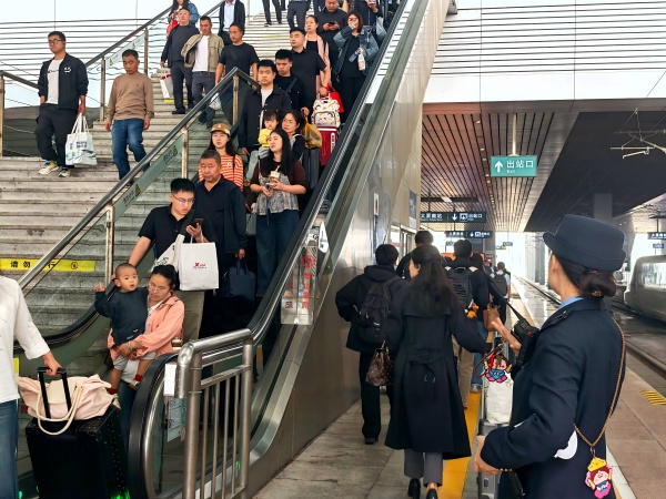“双节”期间,太原铁路预计发送旅客545万人次,10月7日为客流最高峰 “双节”期间,太原铁路预计发送旅客545万人次,10月7日为客流最高峰