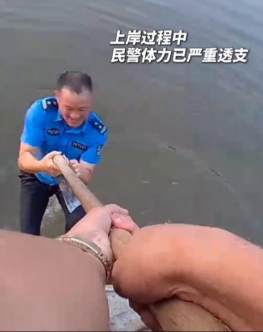 是本能,是使命!年近六旬的他,纵身跃入水中救人 是本能,是使命!年近六旬的他,纵身跃入水中救人