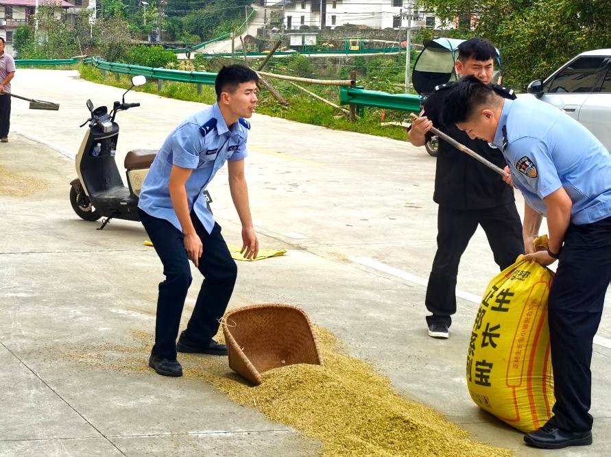 江西路边上演暖心一幕:大雨将至,村民心急如焚抢收稻谷,民辅警立即下车帮忙 江西路边上演暖心一幕:大雨将至,村民心急如焚抢收稻谷,民辅警立即下车帮忙