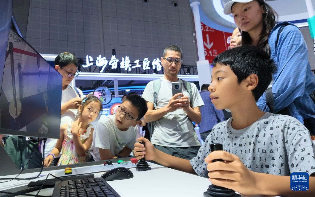 世界技能大赛:技能博览会上的小观众 世界技能大赛:技能博览会上的小观众