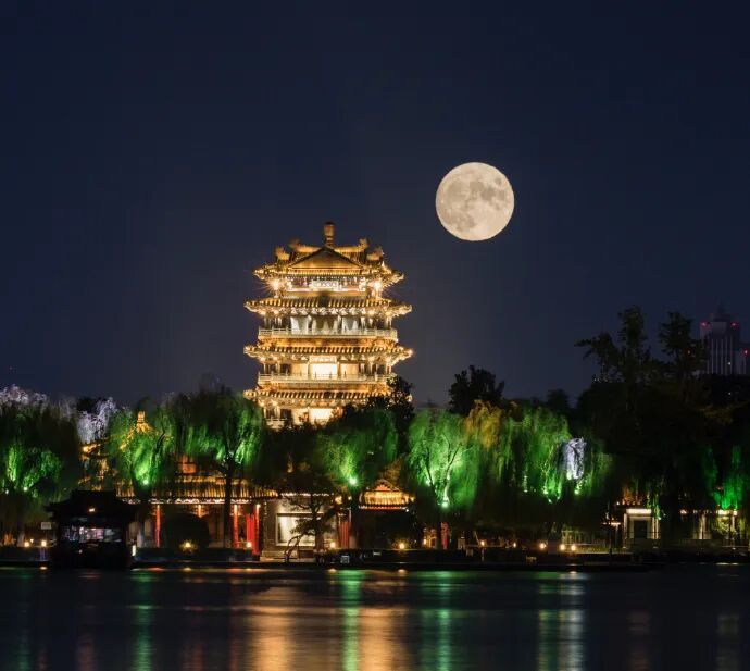 还能这么拍？今晚第一批中秋月亮已出片！评论区等你PK