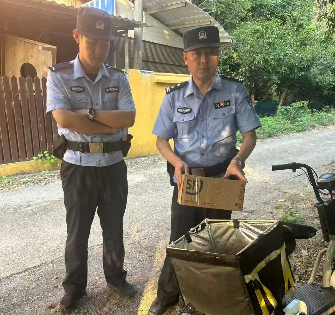 接单后，跑腿小哥把“神秘纸箱”送到派出所......