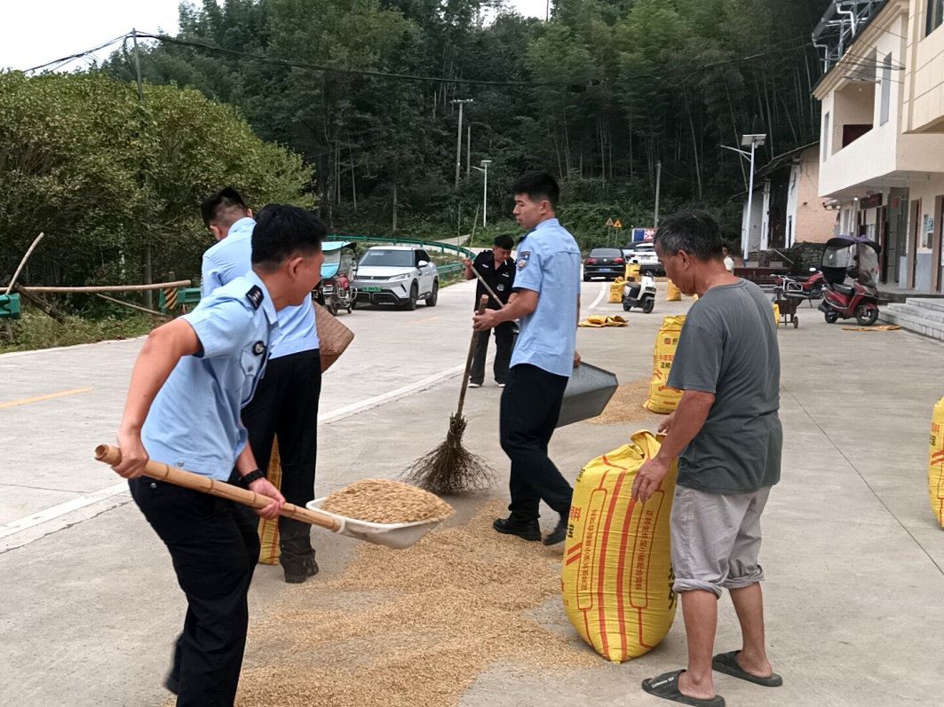 江西路边上演暖心一幕:大雨将至,村民心急如焚抢收稻谷,民辅警立即下车帮忙 江西路边上演暖心一幕:大雨将至,村民心急如焚抢收稻谷,民辅警立即下车帮忙