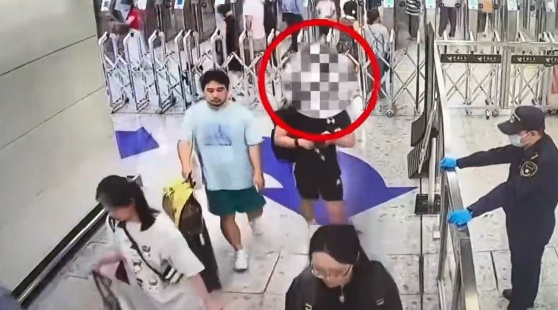 男子携带4袋“丧尸药”入境，全程低头看手机，躲避关员视线，终被海关拦截