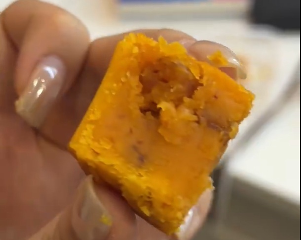 深圳有公司送辣条月饼配生蚝咖啡，网友炸锅：第一批中秋节受益者出现了……