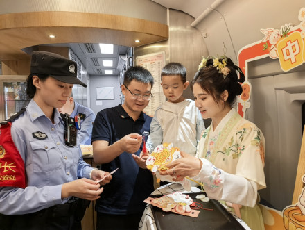 冰皮月饼、玉兔花灯……他们在高铁车厢过别样中秋 冰皮月饼、玉兔花灯……他们在高铁车厢过别样中秋