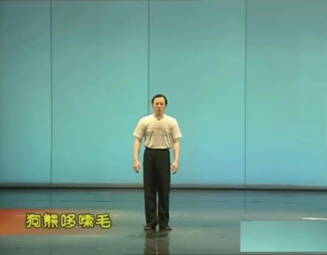 “闪身步”“狗熊哆嗦毛”全网爆火！医生：别乱学，“闪”不好易受伤