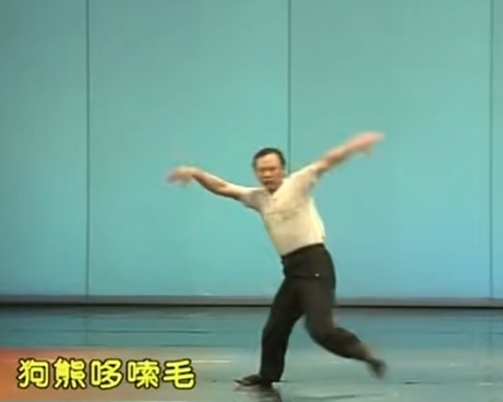 “闪身步”“狗熊哆嗦毛”全网爆火！医生：别乱学，“闪”不好易受伤