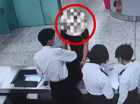 男子携带4袋“丧尸药”入境，全程低头看手机，躲避关员视线，终被海关拦截