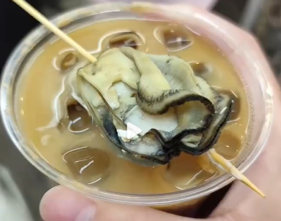 深圳有公司送辣条月饼配生蚝咖啡，网友炸锅：第一批中秋节受益者出现了……