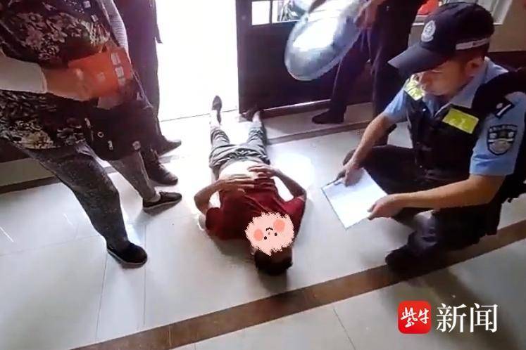 暖心警事！5 分钟紧急到场，群众送锦旗致谢高新民警