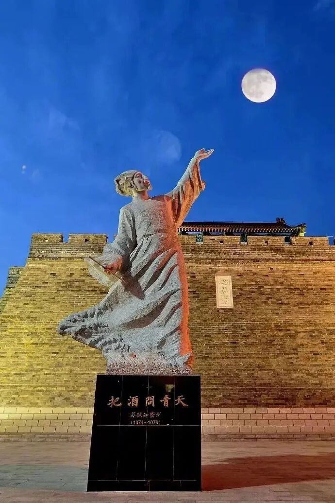 还能这么拍？今晚第一批中秋月亮已出片！评论区等你PK