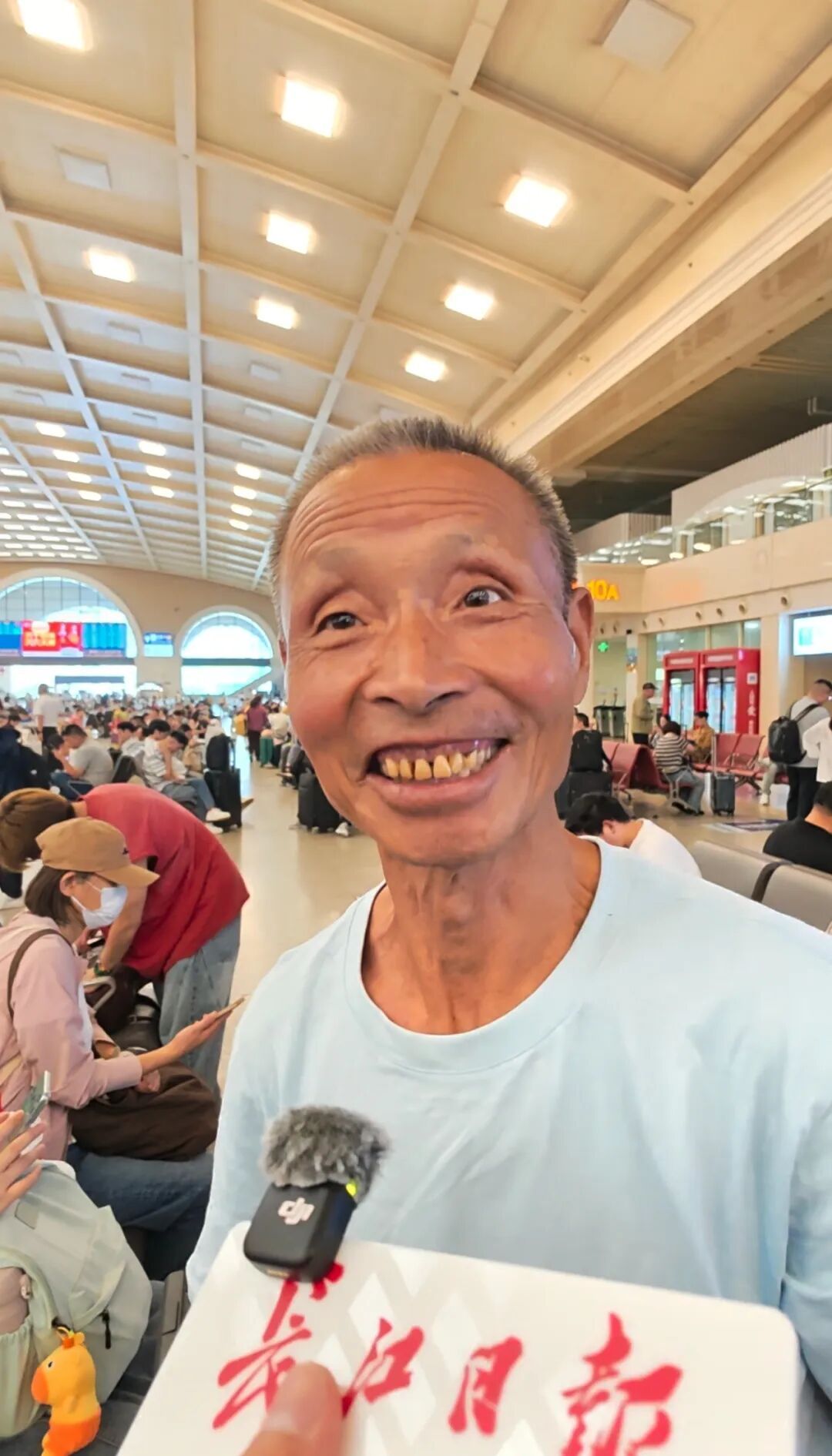 66岁湖北父亲扛着50多斤花生、红薯，辗转四百多公里和儿子团圆 网友：满满的父爱