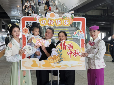 冰皮月饼、玉兔花灯……他们在高铁车厢过别样中秋 冰皮月饼、玉兔花灯……他们在高铁车厢过别样中秋