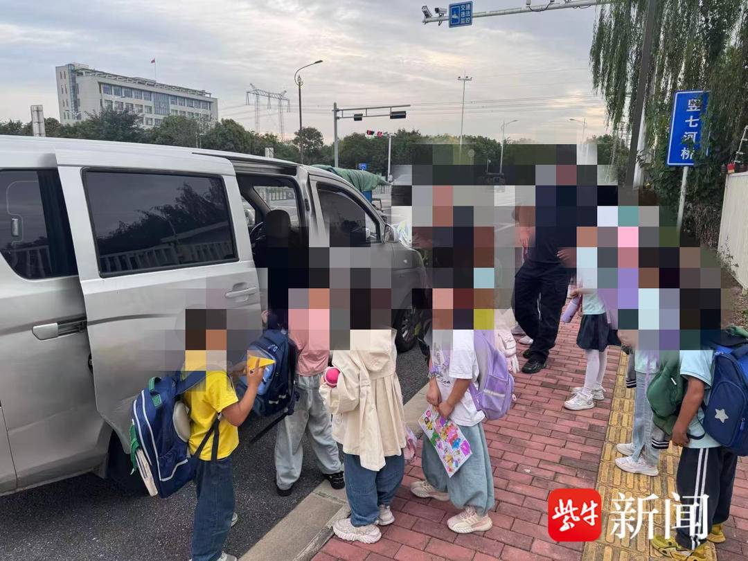 7座车塞进11名小学生，被交警当场查获！