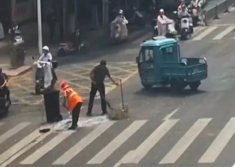 监控拍下两人的“举手之劳”！点赞！