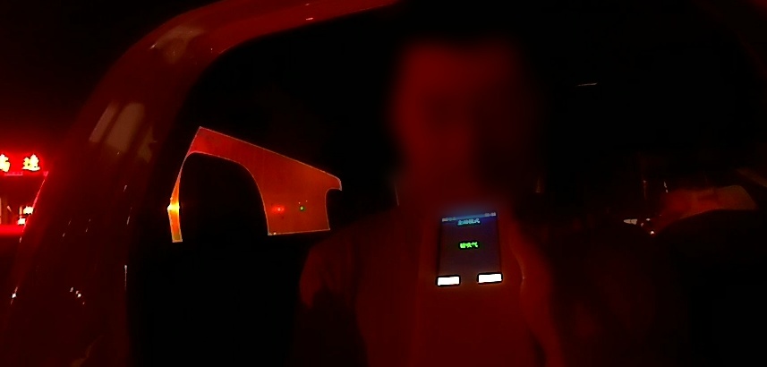 醉驾被查辩称车是自动驾驶？ 上海浦东交警提醒：别把“智驾”当“代驾”