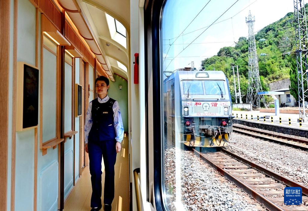 武夷山主题观光列车解锁沉浸式文旅消费新体验 武夷山主题观光列车解锁沉浸式文旅消费新体验