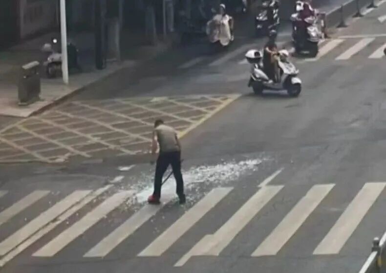 监控拍下两人的“举手之劳”！点赞！