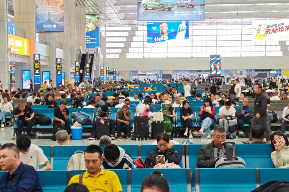 中秋假期首日重庆火车站发送旅客28.8万人次,中短途客流占比超75% 中秋假期首日重庆火车站发送旅客28.8万人次,中短途客流占比超75%