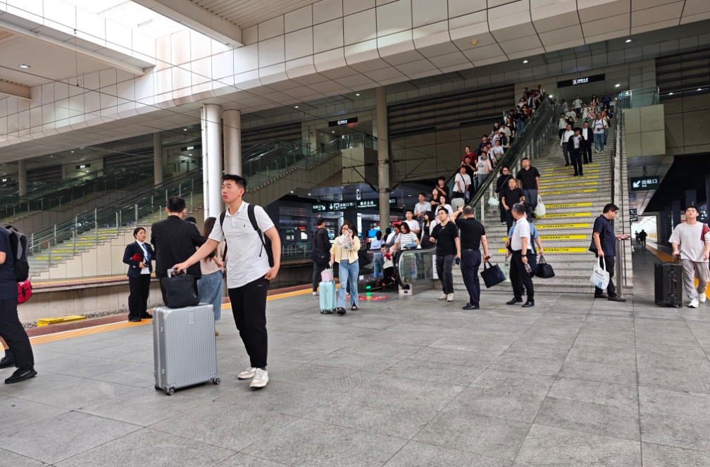 中秋假期首日重庆火车站发送旅客28.8万人次,中短途客流占比超75% 中秋假期首日重庆火车站发送旅客28.8万人次,中短途客流占比超75%