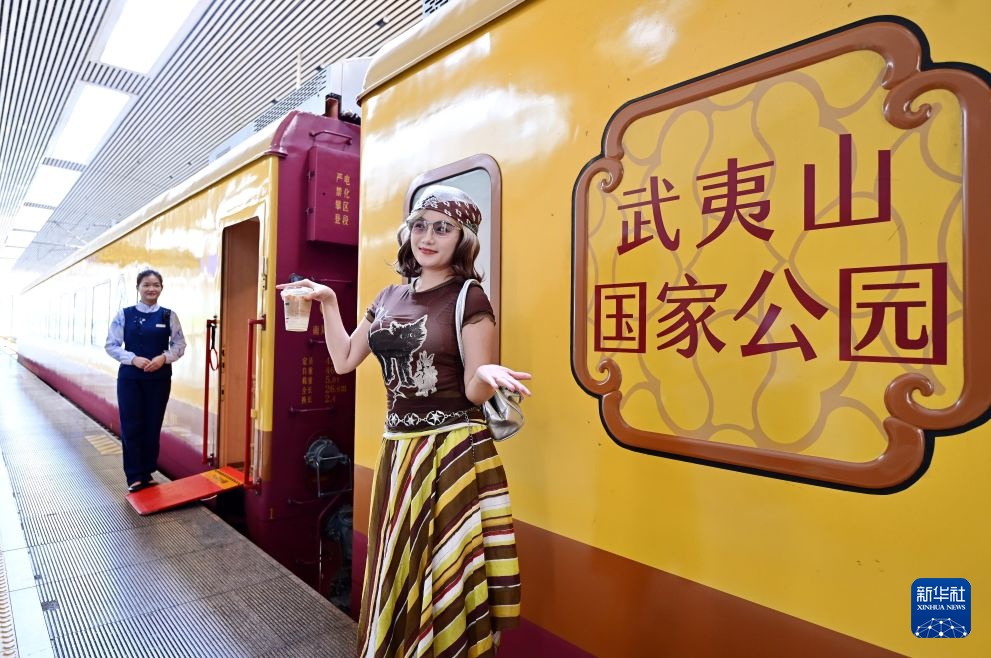武夷山主题观光列车解锁沉浸式文旅消费新体验 武夷山主题观光列车解锁沉浸式文旅消费新体验