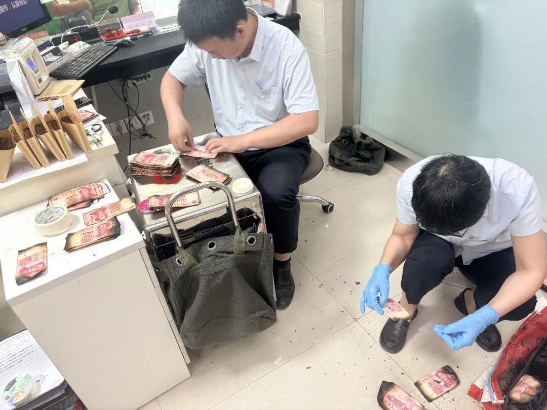 失独老人家中失火,20多万元现金被烧成“黑炭”,经过一天核验,银行兑换13.12万元 失独老人家中失火,20多万元现金被烧成“黑炭”,经过一天核验,银行兑换13.12万元