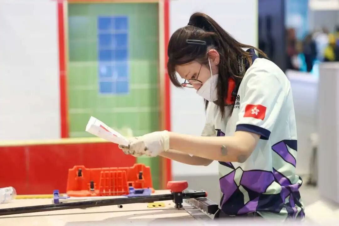 休学一年备战世界技能大赛，21岁中国香港女选手戴心怡：女生贴瓷砖也可以又美又飒